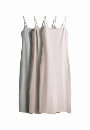 Trois robes nuisette sans manches avec fines bretelles en gris, beige et rose clair, suspendues côte à côte sur fond blanc.