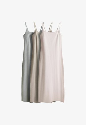 Trois robes nuisette sans manches avec fines bretelles en gris, beige et rose clair, suspendues côte à côte sur fond blanc.