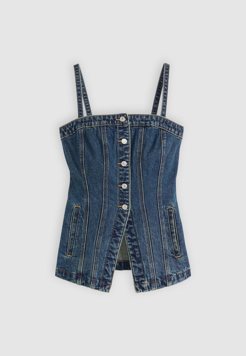 Top corset en denim avec bretelles ajustables, fermeture à boutons sur le devant, détails de couture verticale, poches latérales et une légère ouverture à l'avant.