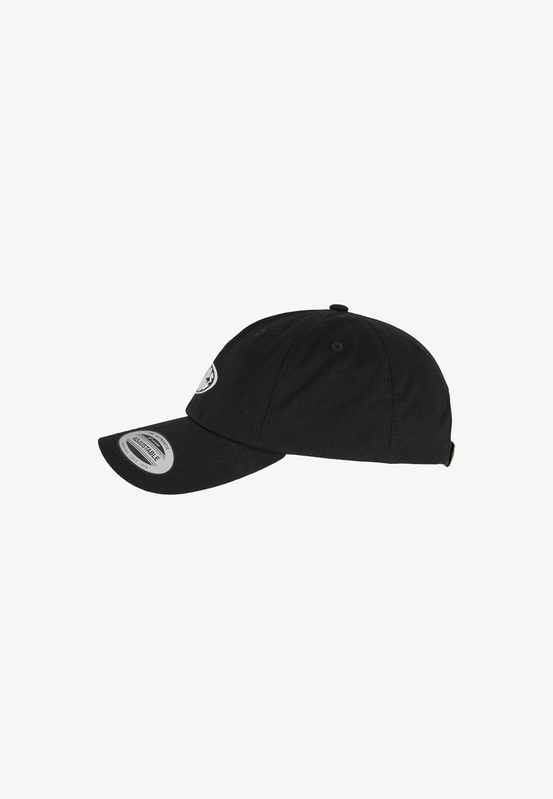 Casquette de baseball noire réglable avec une visière courbée, des œillets ronds et un petit patch logo sur le panneau avant.