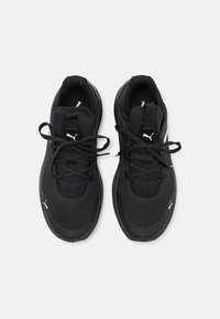 Chaussures de sport noires avec une tige en maille, une semelle rembourrée et des motifs texturés. Comprend des lacets noirs et un accent de logo blanc.