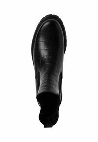 Musta nilkkuri, joka on valmistettu tekstuuripintaisesta nahasta ja jossa on krokotiilikuosi. Varustettu joustavilla sivupaneeleilla ja vetotukilla, mikä helpottaa pukemista.