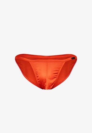 Roter Bikini-Slip aus glattem, elastischem Stoff, mit niedrigem Bund und sauber vernähten Kanten. Keine sichtbaren Logos oder Muster.