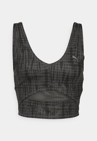 Sujetador deportivo negro con efecto tie-dye, con escote redondeado y tirantes más anchos. Presenta un detalle con corte en la parte inferior y un logo sutil en el lateral.