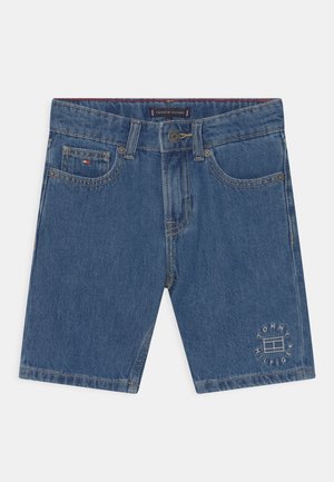 Blå denimshorts med designdetaljer som fem lommer, knaplukning og broderet logodetalje på venstre ben. Glat tekstur over det hele.