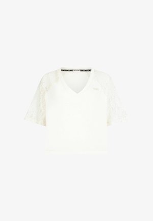 Haut blanc court à col en V avec manches courtes en dentelle et logo discret sur le côté gauche de la poitrine.