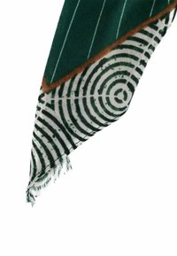Sciarpa verde a motivo con un design a spirale e righe, con bordi frangiati. Realizzata in tessuto morbido, ideale per essere indossata a strati.