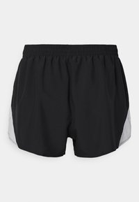 Svarta sportshorts gjorda av lättviktsmaterial med elastisk midja. Har grå mesh-sidopaneler för andningsförmåga.
