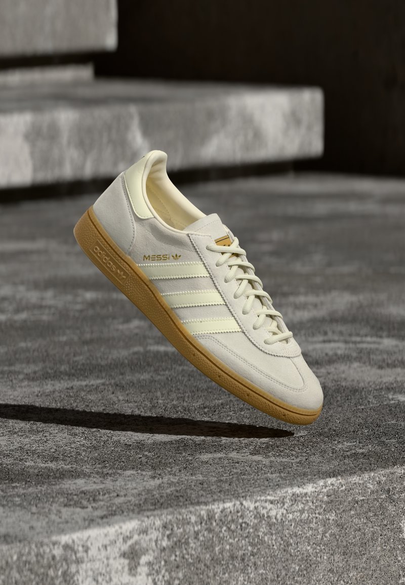 adidas Originals HANDBALL SPEZIAL MESSI INDOOR FOOTBALL BOOTS IVORYGOLD COLOURED METALLIC AD142A047 B11 ivory/gold-coloured metallic/beige