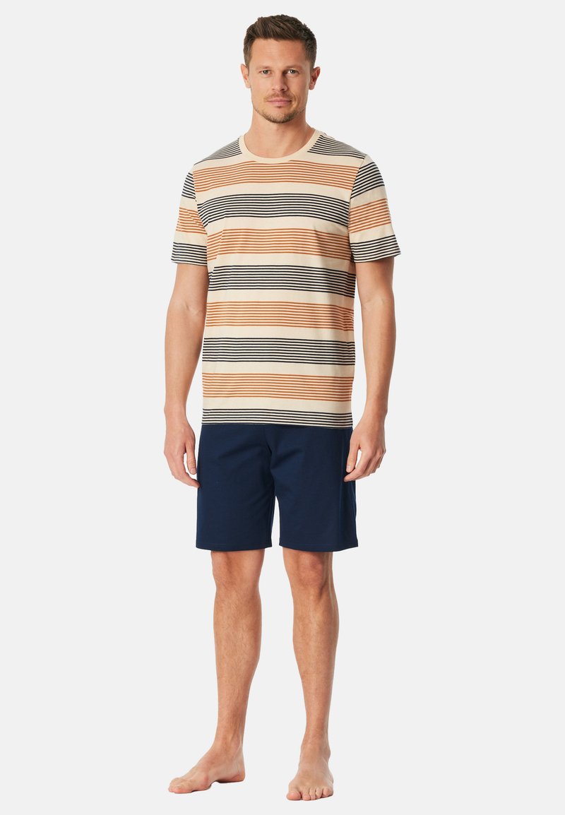 T-shirt w paski w odcieniach beżu, pomarańczu i granatu z krótkimi rękawami; w połączeniu z jednolitymi granatowymi szortami; wykonany z bawełny; casualowy krój.