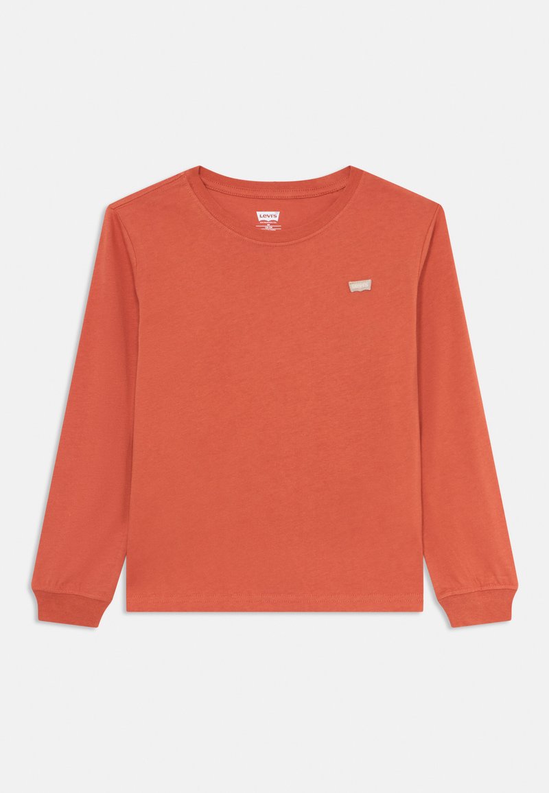 Långärmad t-shirt i bomull i bränd orange, med rund halsringning och en liten patch-logotyp på vänster bröst. Slät textur, avslappnad passform.