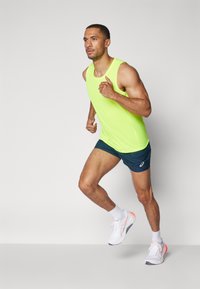 ASICS CORE SINGLET - Top - safety yellow