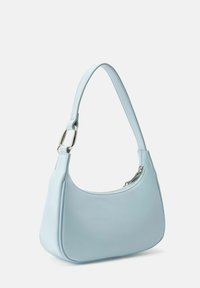 Borsa a tracolla in pelle azzurro chiaro con forma curva, una tracolla regolabile singola e chiusura superiore con zip, impreziosita da dettagli in metallo argentato.