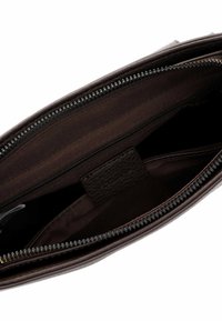 Braune Leder-Clutch mit strukturiertem Äußeren, Reißverschluss und glattem Stoffinneren, das eine kleine Tasche enthält.