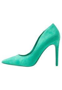 Chaussure à talon haut teal avec un bout pointu et un talon stiletto fin. Fabriquée en daim lisse, présentant un design épuré et minimaliste.
