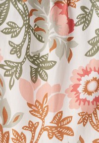 Tissu fleuri avec un fond blanc orné de fleurs vertes, roses et orange. Les feuilles présentent des contours détaillés et des formes variées.