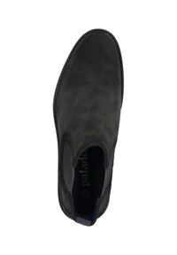 Bottine noire en suède avec des panneaux élastiques sur les côtés, bout arrondi et détails de couture le long du bord. L'intérieur présente le logo de la marque sur la semelle.