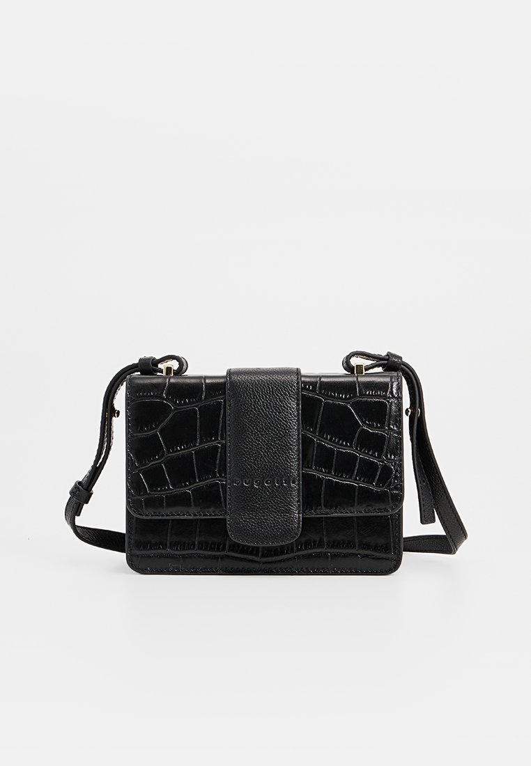 Czarna torebka crossbody z teksturowanym wzorem krokodyla, z gładką klapą i regulowanym paskiem. Wykonana z materiału syntetycznego.