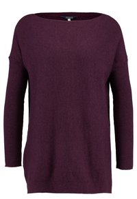 Pull en laine tricoté violet avec un col large, des manches longues et une coupe décontractée, présentant une texture douce et des détails de design minimaux.