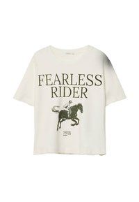 Hvid t-shirt med sort tekst "FEARLESS RIDER" over en illustration af en hest og rytter og året "1918" nedenfor.