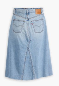 Jupe en denim bleu clair avec une taille ajustée, deux poches arrière et un ourlet brut. Présente une couture centrale et une légère forme évasée.
