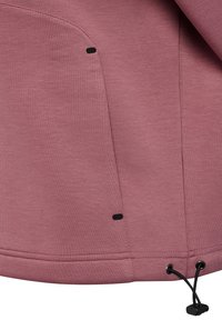 Lyserød sweatshirt-sektion med en glat tekstur, sorte accenthuller og en justerbar snøre i den nederste kant.