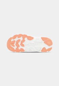 Semelle de chaussure avec une base texturée blanche ornée d'accents orange irréguliers et un motif de bande de roulement pour adhérence et traction.