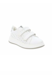 Sneaker bianca con due cinturini in Velcro, fori a forma di stella e un accento argentato sul tallone. Presenta una suola testurizzata per una presa migliore.