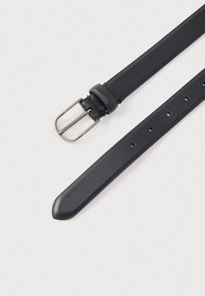 Melns ādas josta ar sudraba krāsas metāla sprādzi, gluda tekstūra un vairākiem caurumiem regulēšanai, ar noapaļotu galu dizainu.