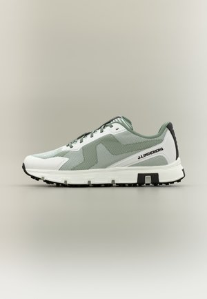 Madala servaga spordijalats tuhmrohelises ja valges võrgus, musta tallaga ning küljele trükitud "J.Lindeberg" logo, esitatud neutraalsel taustal.