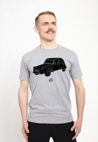 Šedé tričko s černým lineárním vyobrazením klasického auta na přední straně. Krátké rukávy, kulatý výstřih a standardní střih.