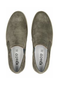 Zapatos de slip-on perforados en gris con un upper de piel suave, paneles laterales elásticos en contraste y una suela de goma blanca.