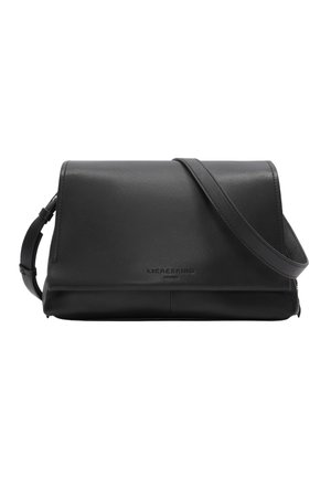 Borsa a tracolla in pelle nera con tracolla regolabile e chiusura a patta, forma rettangolare compatta, nome del marchio impresso sulla parte anteriore.