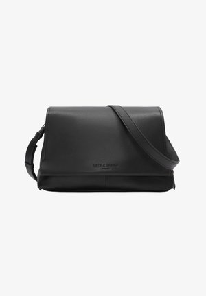 Schwarze Leder-Umhängetasche mit verstellbarem Riemen und Klappverschluss, kompakte rechteckige Form, geprägter Markenname auf der Vorderseite.