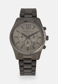 Čierne kovové chronografické hodinky Michael Kors s rímskou číslicou XII, tromi subciferníkmi, dátumovým okienkom a prepojeným náramkom.