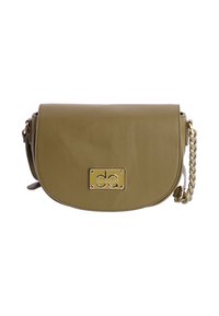 Bolso bandolera de cuero verde oliva con solapa redondeada, placa de logotipo dorada y correa con cadena decorativa. Textura suave y diseño minimalista.