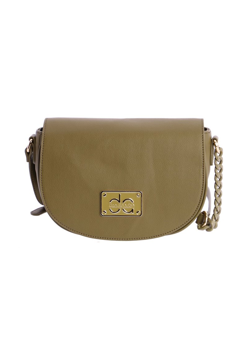 Bolso bandolera de cuero verde oliva con solapa redondeada, placa de logotipo dorada y correa con cadena decorativa. Textura suave y diseño minimalista.