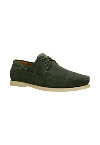 Grüne Wildleder-Bootsschuh mit runder Zehenpartie, beigem Gummi-Sohle, Schnürdesign und kleinen Metallösen. Glatte Textur mit Nähdetails.