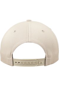 Beige honkbalpet met een gladde stofstructuur, gebogen klep en een verstelbare plastic band aan de achterkant met meerdere perforaties.