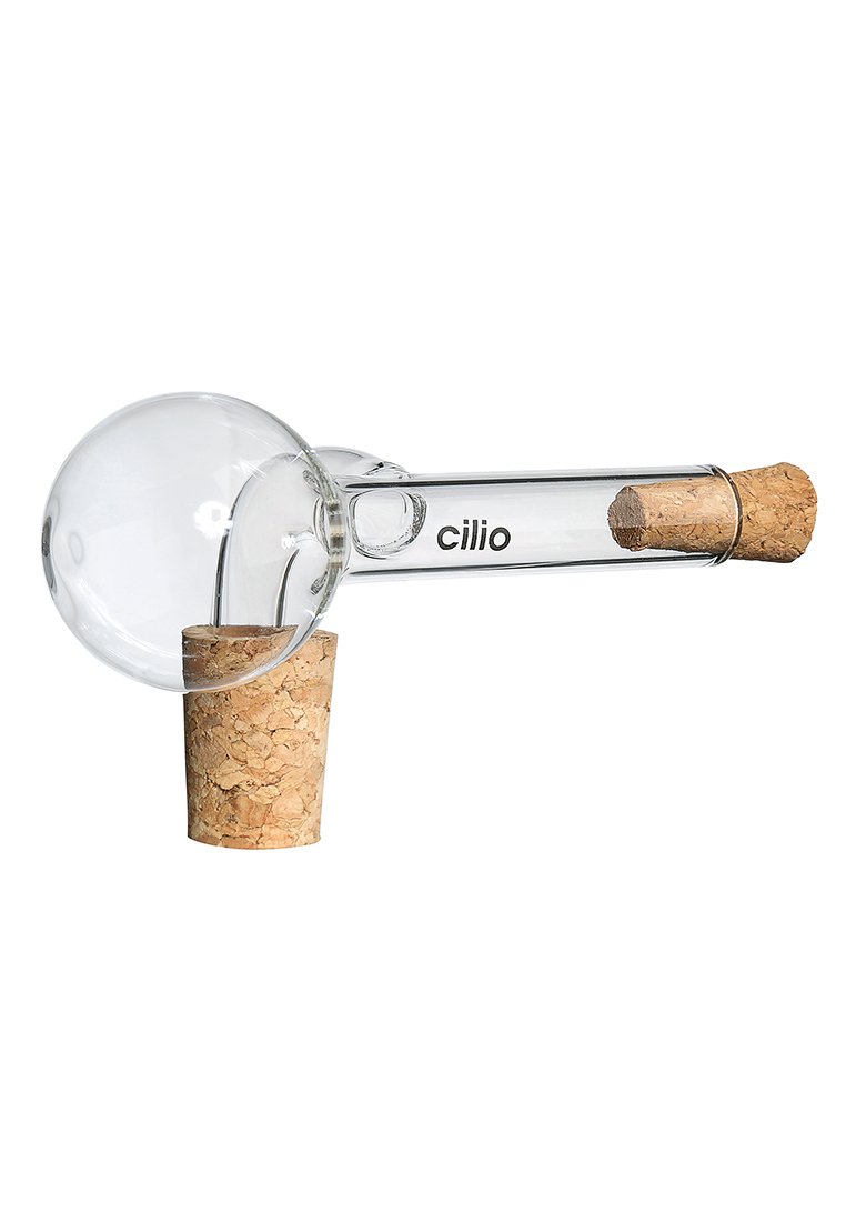 Cilio Glaspfeife mit sphärischem Ende und Korkmundstück. Transparentes Design mit glatter Textur und sichtbarem Branding.