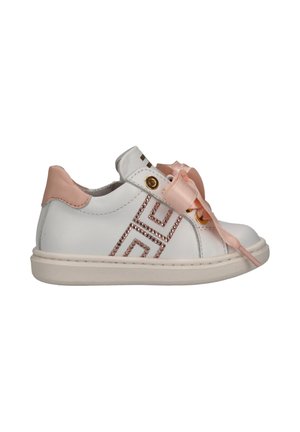 Sneaker bianca con tomaia bassa, lacci con fiocco in raso rosa, dettaglio rosa sul tallone e strass decorativi in oro rosa sul lato.