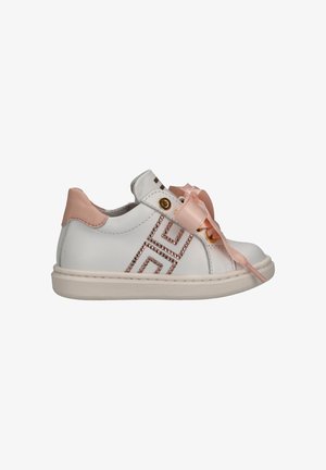 Witte lage sneaker met roze satijnen strikveters, roze hieldetail en rosegouden decoratieve strassteentjes aan de zijkant.