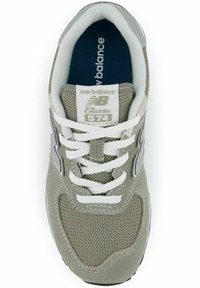 Basket en suède gris et en mesh avec des lacets blancs et un logo sur la languette. Présente un bout arrondi et une semelle extérieure texturée avec des accents texturés.