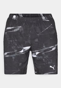 Schwarze Shorts mit einem geometrischen, weißen und grauen abstrakten Muster. Elastischer Bund mit zwei Seitentaschen und einem kleinen Logo am linken Bein.