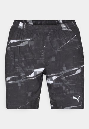 Zwarte shorts met een geometrisch abstract patroon in wit en grijs. Elastische tailleband met twee zijzakken en een klein logo op het linkerbeen.