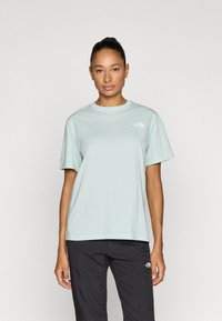 Ανοιχτό μπλε βαμβακερό μπλουζάκι με κοντά μανίκια, που φέρει μικρό λευκό λογότυπο στο αριστερό στήθος. Χαλαρή εφαρμογή και σχέδιο με στρογγυλή λαιμόκοψη.