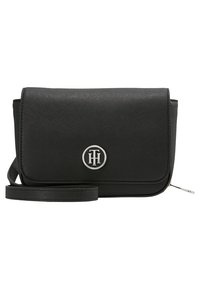 Černá crossbody taška s texturovaným povrchem, klopovým uzávěrem, stříbrným kruhovým logem a nastavitelním popruhem.