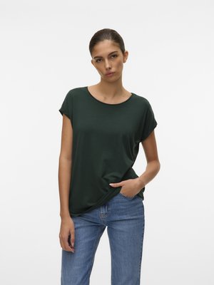Mørkgrønn kortermet t-skjorte med rund hals, myk tekstur og avslappet passform, kombinert med lyseblå rett kutt-jeans.