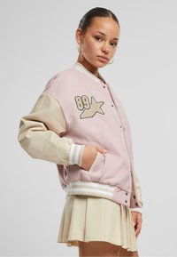 Karl Kani RETRO PATCH STAR OS COLLEGE - Bombejakke - rose lightsand