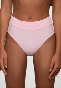 Hooggesneden bikiniondergoed in lichtroze, gemaakt van soepel materiaal. Heeft een brede tailleband en een klassieke snit met minimale naden.